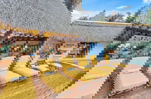 Foto 39 - Dazzling Beachfront Villa With Swim-up Bar