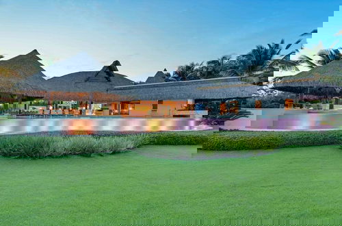 Foto 46 - Dazzling Beachfront Villa With Swim-up Bar