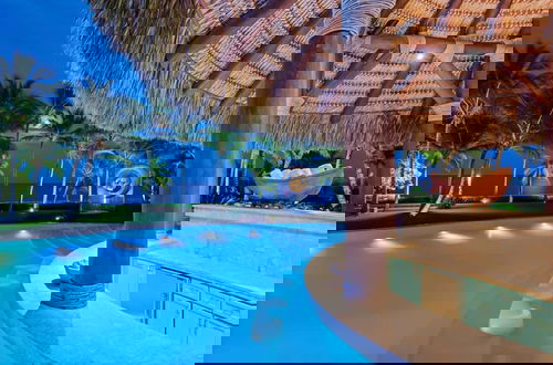 Foto 45 - Dazzling Beachfront Villa With Swim-up Bar