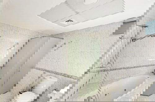 Foto 28 - WelHome - Mesmerizing 1BR Apartment in Damac Waves A