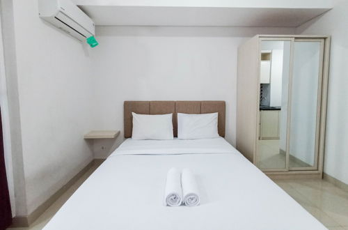 Photo 10 - Modern Look And Comfortable Studio Barsa City Apartment