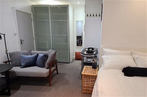 Photo 3 - Maple House - Inviting 1-bed Apartment in London