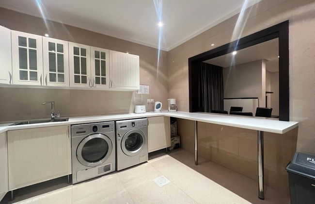 White luxury Suite hotel - Photo 9