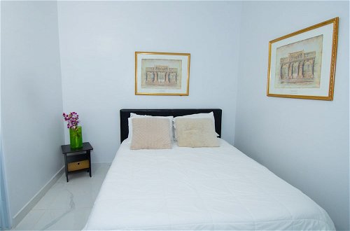 Photo 2 - Exotic Beach Vacation Apartment with Picuzzi