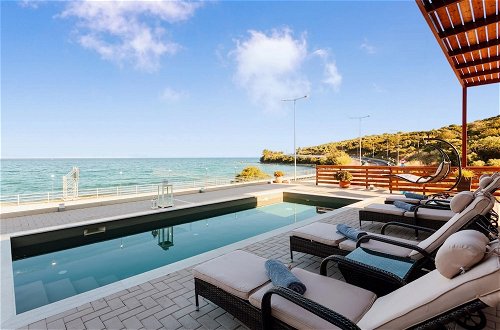 Foto 10 - Aurora Luxury Retreat - Beachfront Private Pool