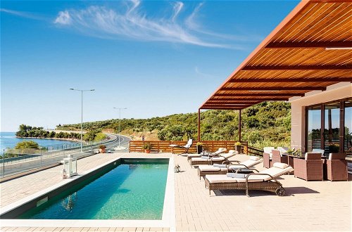 Photo 1 - Aurora Luxury Retreat - Beachfront Private Pool
