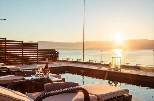 Photo 5 - Aurora Luxury Retreat - Beachfront Private Pool