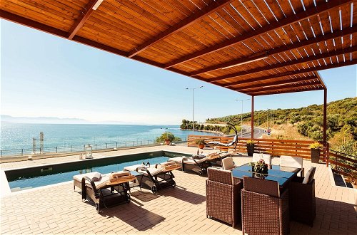 Foto 44 - Aurora Luxury Retreat - Beachfront Private Pool