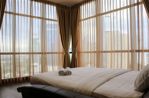 Photo 2 - Exclusive And Comfortable 3Br Sudirman Suites Apartment