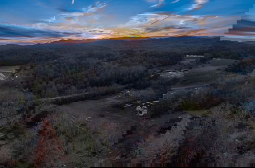 Foto 36 - Gorgeous Blue Ridge Views Spacious Retreat With spa