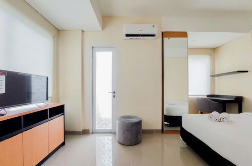 Photo 2 - Homey And Comfort Studio Apartment At B Residence