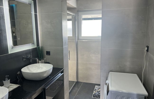 Modern Villa With Private Pool Consisting of 2 Apartments Near the Beach - Foto 18