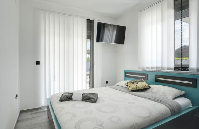 Modern Villa With Private Pool Consisting of 2 Apartments Near the Beach - Foto 4