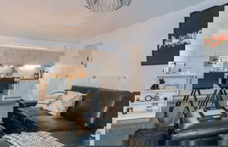 Foto 1 - Modern Apartment Near the Beach