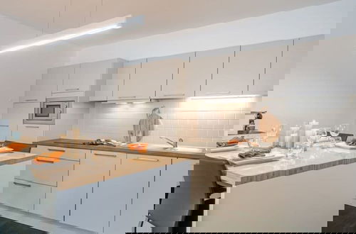 Foto 2 - Modern Apartment Near the Beach