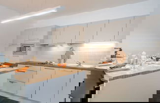 Foto 2 - Modern Apartment Near the Beach