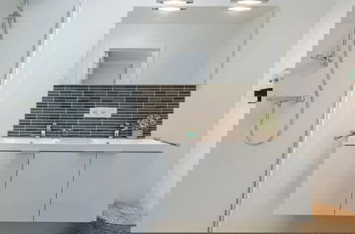 Foto 5 - Modern Apartment With Sunny Terrace in Ostend