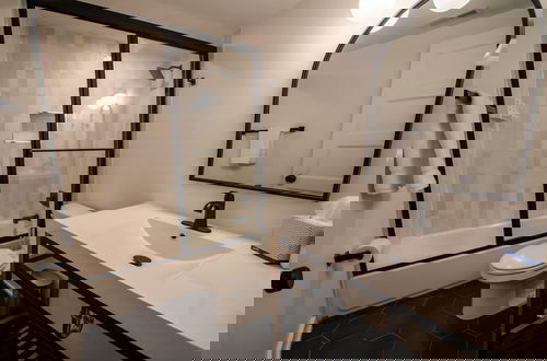 Photo 18 - Sosuite 2BR Apt w W D Newly Renovated