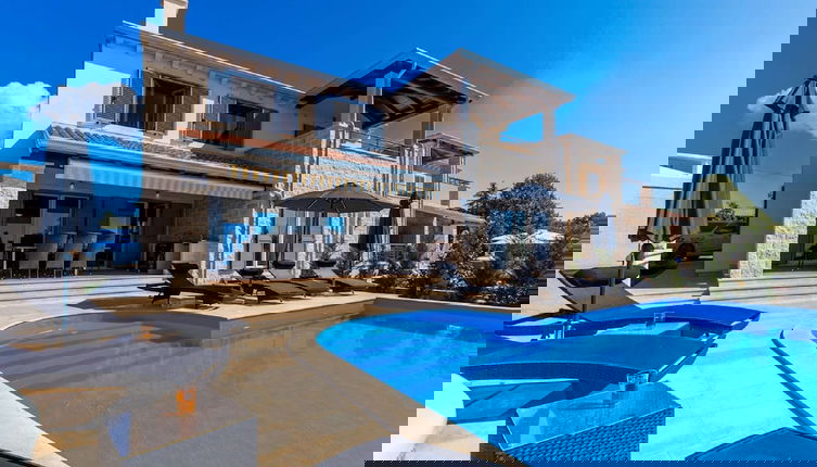 Foto 1 - Gorgeous Villa With Private Pool and Covered Terrace & Sea View