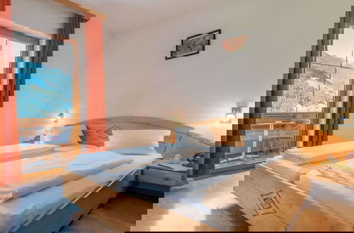 Foto 2 - Plush Apartment With Mountain Views