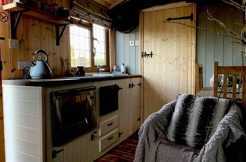 Foto 6 - Cute and Cosy Shepard hut With Wood Fuel hot tub