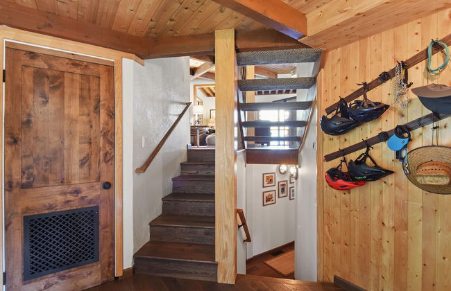 Snowshoe Cabin 3 Decks, BBQ & Hot Tub! - Photo 20