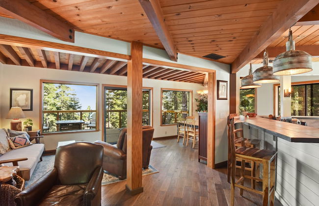 Snowshoe Cabin 3 Decks, BBQ & Hot Tub! - Photo 19