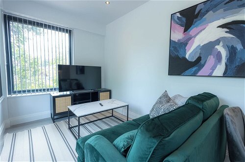 Photo 16 - Stylish Apartments with Balcony for upper apartments & Free Parking in a prime location - Five Miles from Heathrow Airport