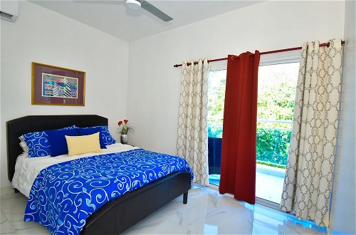 Photo 15 - Exotic Beach Vacation Apartment with Picuzzi