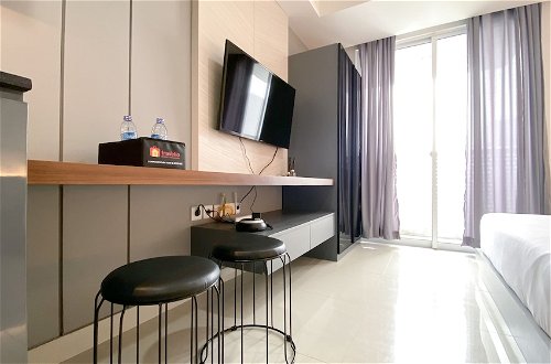 Photo 6 - Cozy Living And Warm Studio Apartment At West Vista