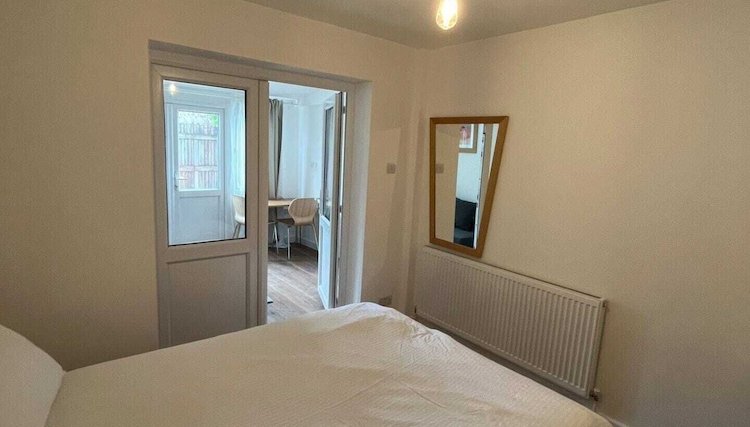 Photo 1 - 1BD Flat With Patio - 5 min to London City Airport