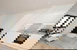 Photo 2 - Modern Comfort: Seven Stays Broadoaks