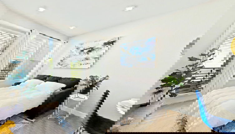 Foto 1 - Designer Apt With Jacuzzi Sky Lounge Gym Access