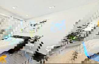 Foto 1 - Designer Apt With Jacuzzi Sky Lounge Gym Access