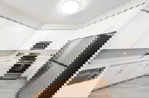 Foto 10 - Designer Apt With Jacuzzi Sky Lounge Gym Access