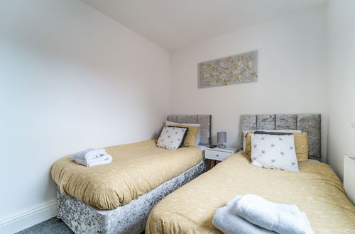 Photo 3 - Birkdale Southport Boutique Apartment Sleeps 5