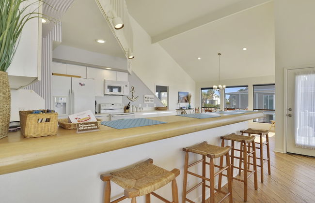 By the Sea - Foto 14