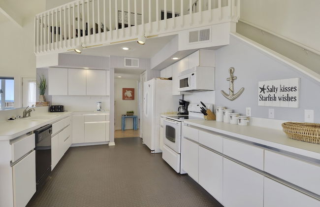 By the Sea - Foto 13