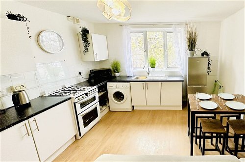 Photo 13 - Beautiful 3-bed Apartment With Driveway Parking