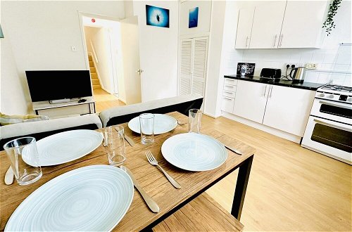 Photo 22 - Beautiful 3-bed Apartment With Driveway Parking
