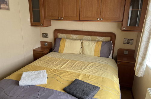 Photo 5 - 2 Bedroom Caravan at Heacham Beach With Decking