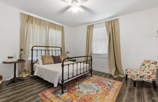 Impressive Cozy Historic 2BR Apt 202 Near Downtown - Photo 4