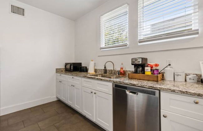 Impressive Cozy Historic 2BR Apt 202 Near Downtown - Photo 7