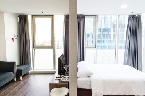 Photo 24 - Brown Suites Hotel Sinchon Central