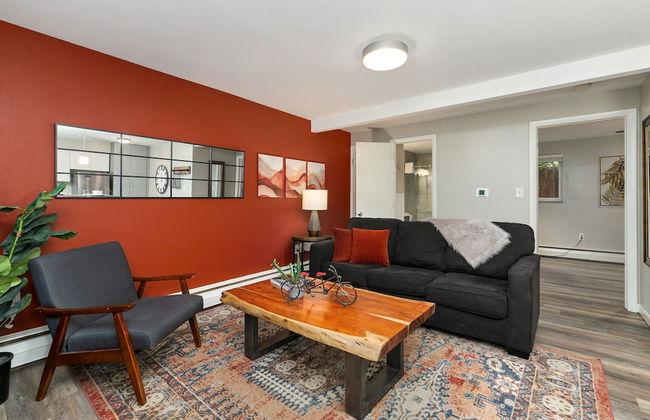 Brick Suite | Bright & Bold Retreat Near Old Town - Foto 6