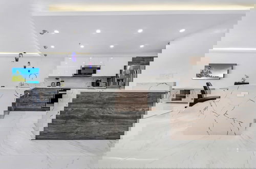 Foto 17 - Serene and Modern Apartment Centrally Located