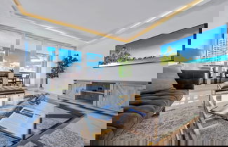 Foto 1 - Serene and Modern Apartment Centrally Located