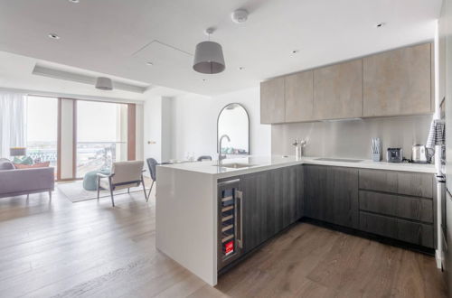 Photo 17 - Luxurious 2BD Flat by the River Thames - Vauxhall