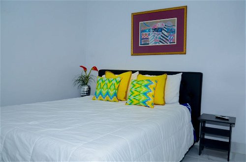 Photo 11 - Exotic Beach Vacation Apartment with Picuzzi