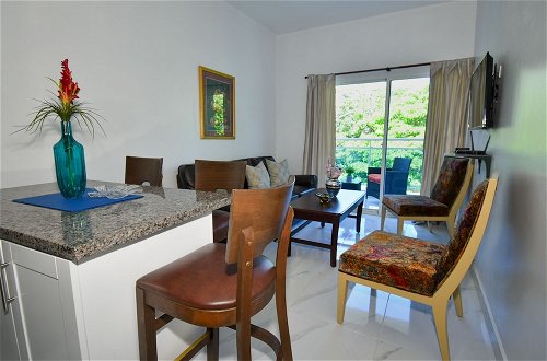 Photo 32 - Exotic Beach Vacation Apartment with Picuzzi